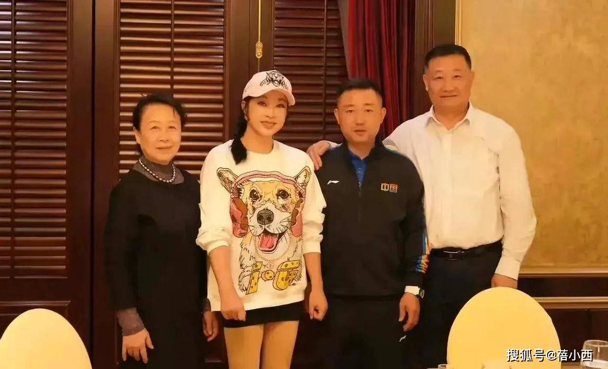 73岁的刘晓庆太敢穿了，超短裙、麻花辫，和同龄同学同框如两代人