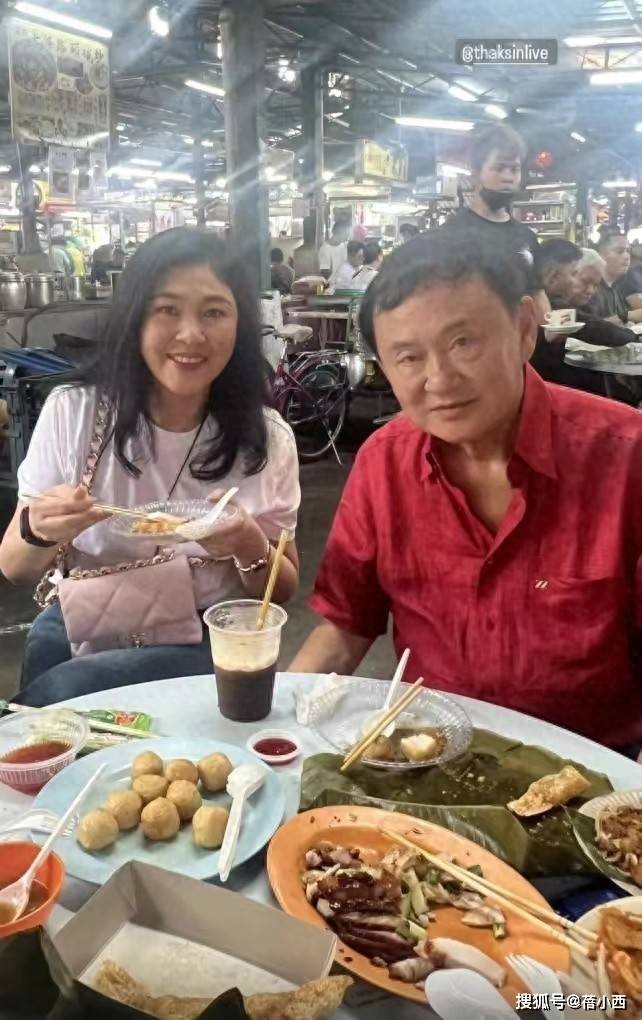 58岁英拉真胖不少！和哥哥吃路边摊没架子，一身休闲装像时尚博主