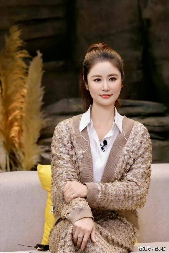 49岁林心如增肥后美得更高级，穿毛衣+半身裙好显贵，差点认不出