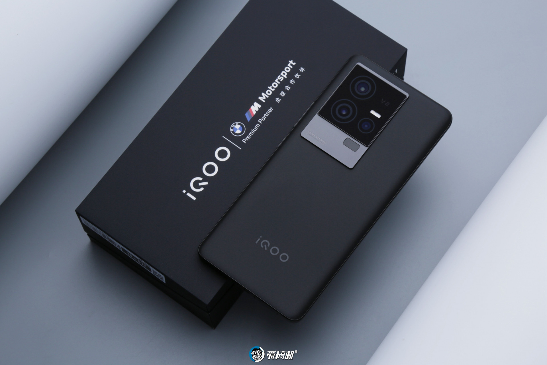 iQOO 11评测：3799元起，屏幕最顶的游戏手机终结者