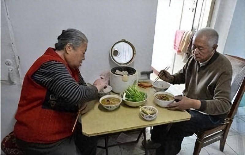 武汉老两口退休金15000，吃得却很寒酸，网友：待我老了也这样吃