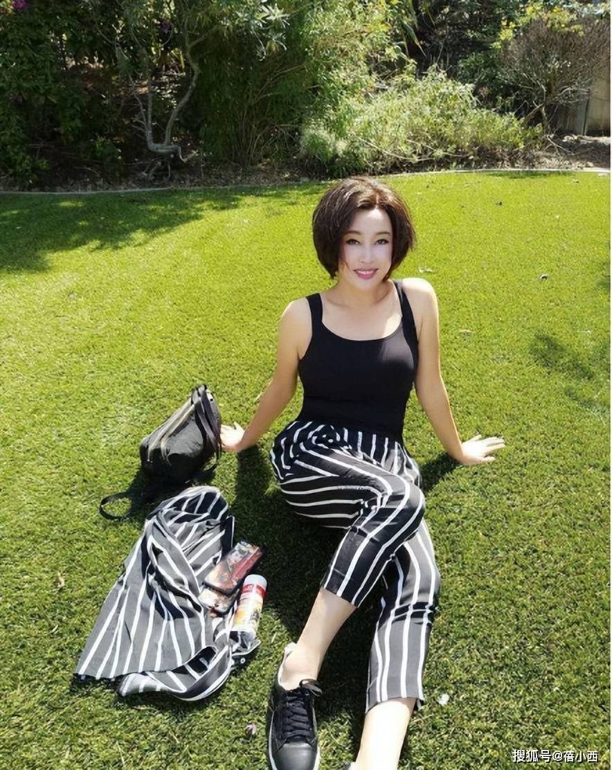 刘晓庆在草地上自拍！穿吊带衫+条纹裤像个“美少妇”，让人心动