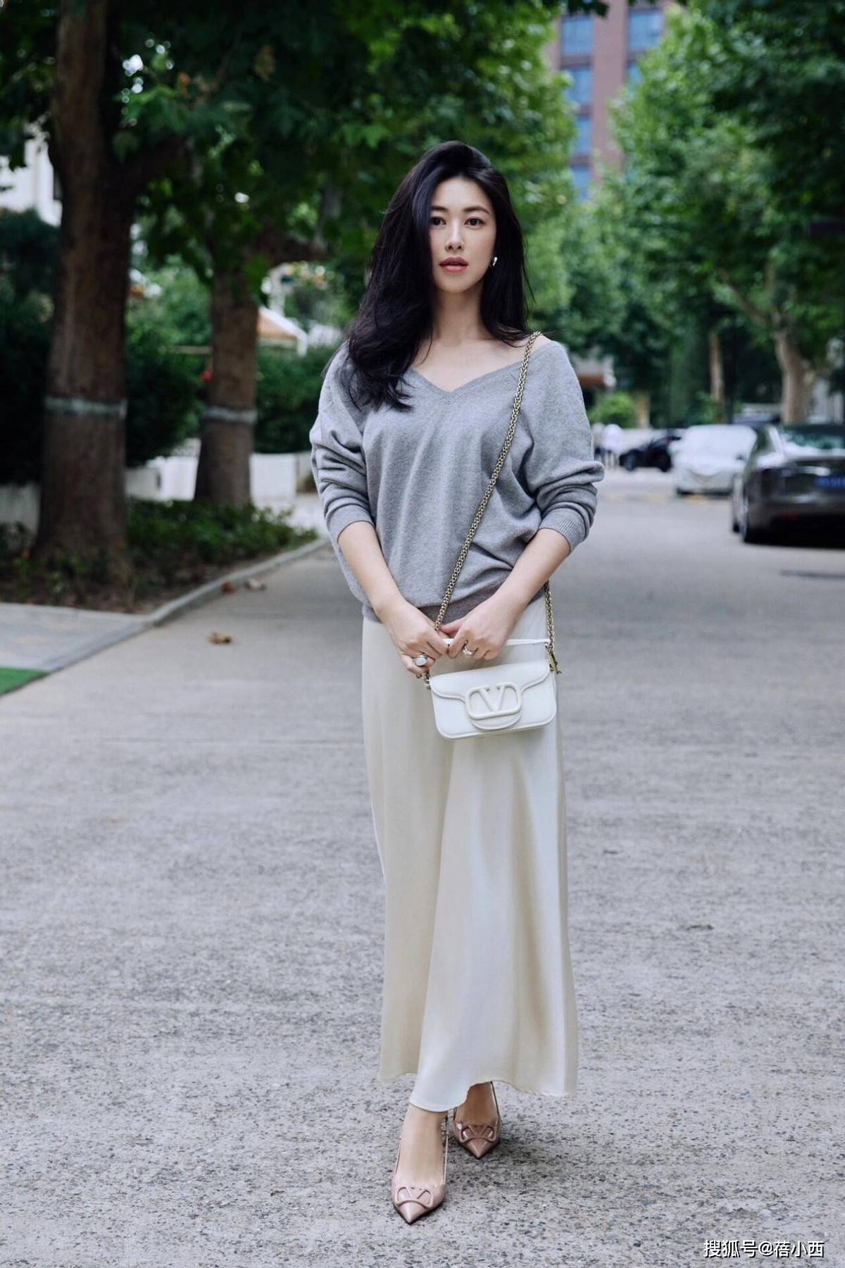 朱珠带火了一种高级色穿法：灰色针织衫+白色半身裙，时髦又洋气