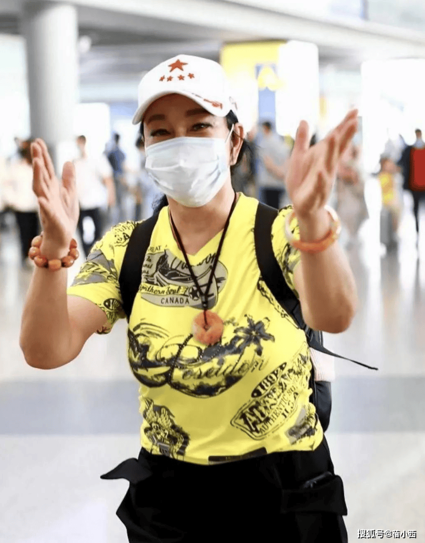 71岁刘晓庆机场无修图流出！眼角皱纹明显老态，但穿搭是真的洋气