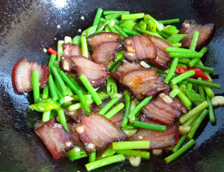 在家做蒜苔炒腊肉，只需注意小细节，脆嫩又解馋，看着都有食欲！