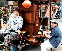 小伙街头“拉大锅卖大肠”每天只做1锅，谈笑间美食就卖完收摊！