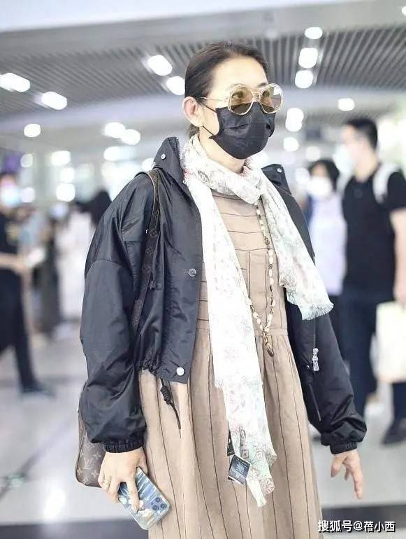 倪萍65岁瘦身变漂亮，穿娃娃裙走机场，穿出了中老年人的时尚美感