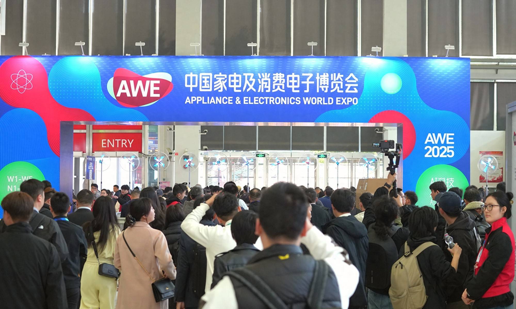AWE 2025上的电视厂商：国产两极态势成，海外品牌惊喜少
