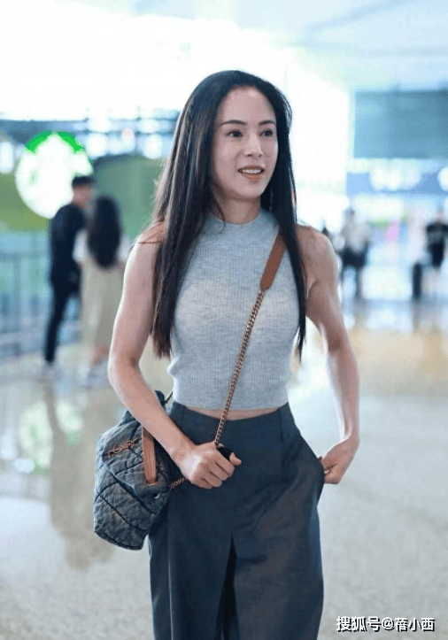 58岁李若彤穿无袖针织衫+阔腿裤走机场，时尚减龄，嫩得像小姑娘