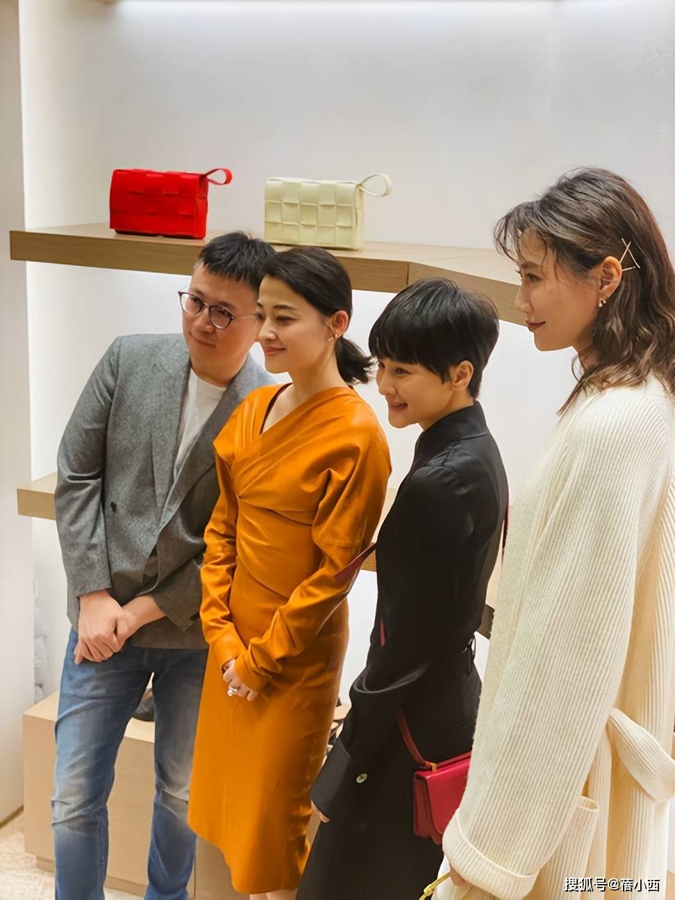 49岁梅婷减肥成功，穿裹身裙扎低马尾至少年轻20岁，颜值直线开挂
