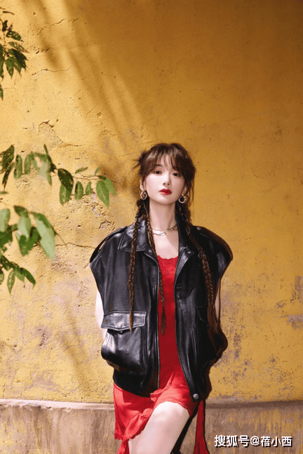 不愧是冻龄女神，37岁毛晓彤穿皮衣+红裙，少女感直接拉满了