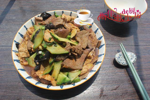 五月就爱做这菜，五种食材一锅鲜，香嫩爆汁下饭解馋，老少都爱吃