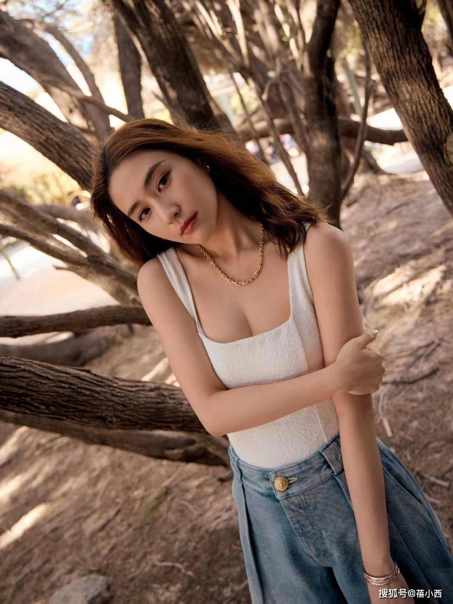 何超莲带火了一种夏日穿搭：镂空背心+阔腿裤，洋气又时尚