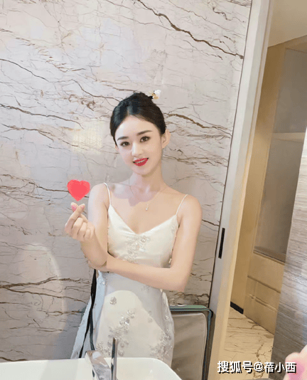 赵丽颖也太美了，穿白色吊带小礼服，直角肩让人移不开眼