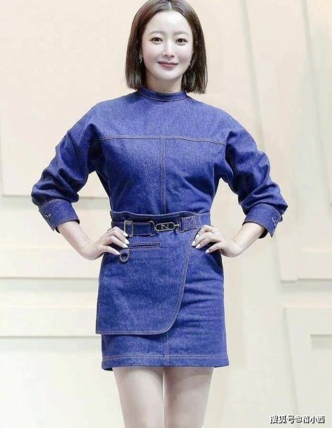 金喜善换短发后像换了个人，穿牛仔短裙又美又纯，差点认不出