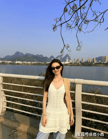 钟楚曦太会穿了，白色吊带裙下面不穿喇叭裤，才更高级时髦