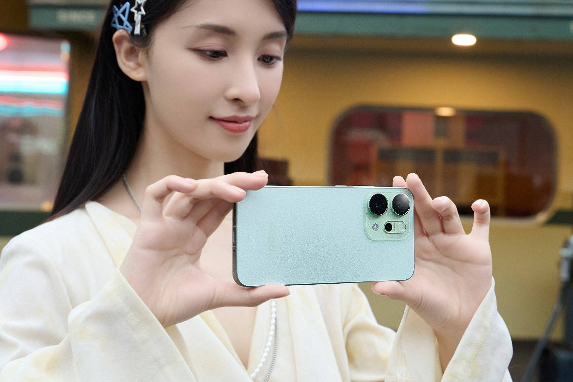 OPPO Reno14 系列：“三合一Live图神机”，生命力氛围感触手可及