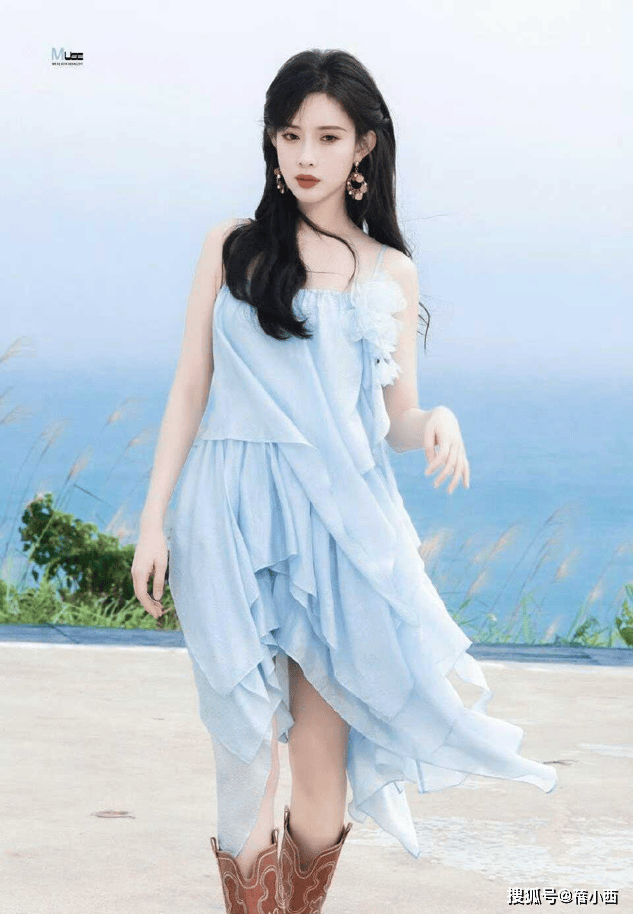 孟子义太会穿，简直是夏天行走的教科书，蓝色吊带裙美出新高度
