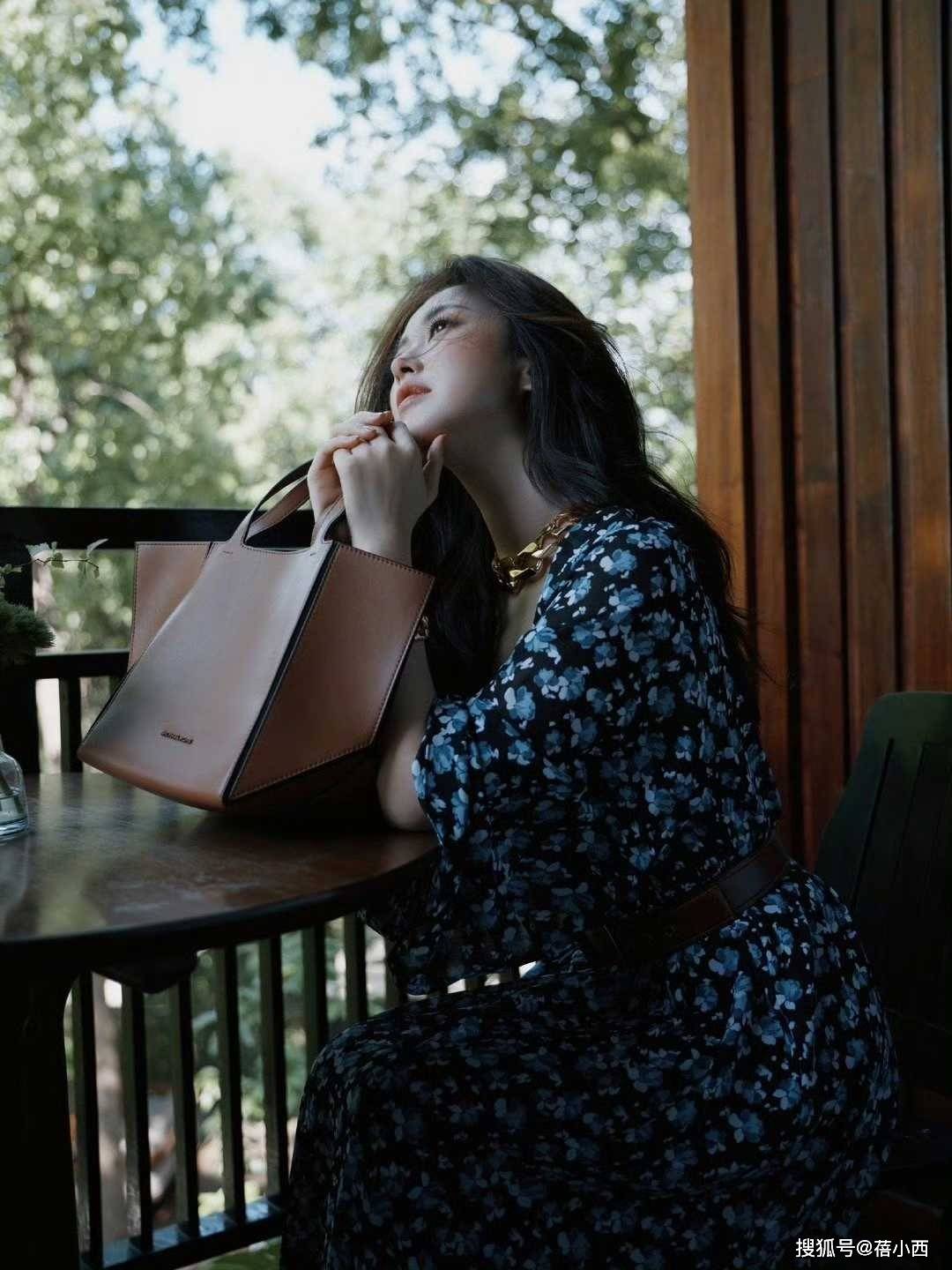 朱珠也太美了，穿碎花裙搭配大波浪，简直是古希腊掌管氛围的神！