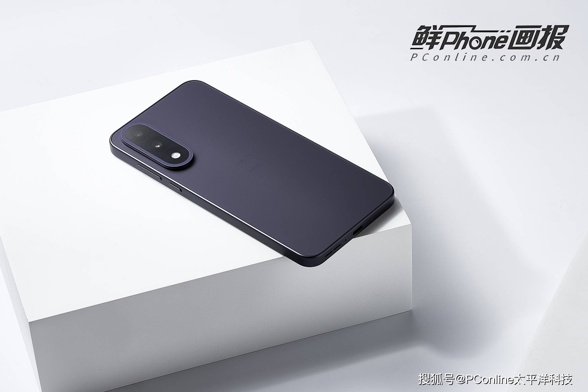 一加 Ace 5 至尊版幻影黑图赏：极简旗舰颜值+电竞手感