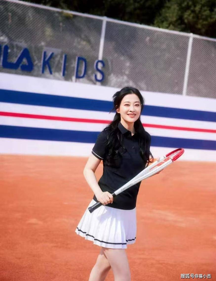 50岁梅婷减肥后大回春，穿短袖+短裙嫩得认不出，自律女人最美丽
