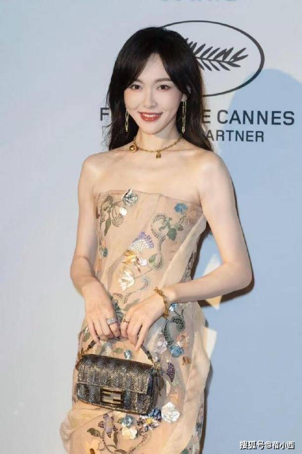 172唐嫣身材比例太出众，穿裸色抹胸裙性感又惊艳，气质不输超模