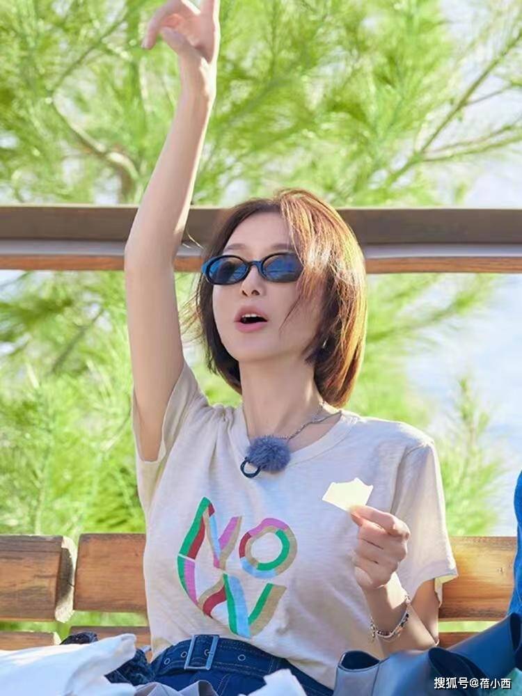 秦岚带火了一种夏日新穿法：T恤+马甲+短裙+堆堆袜，时髦又洋气