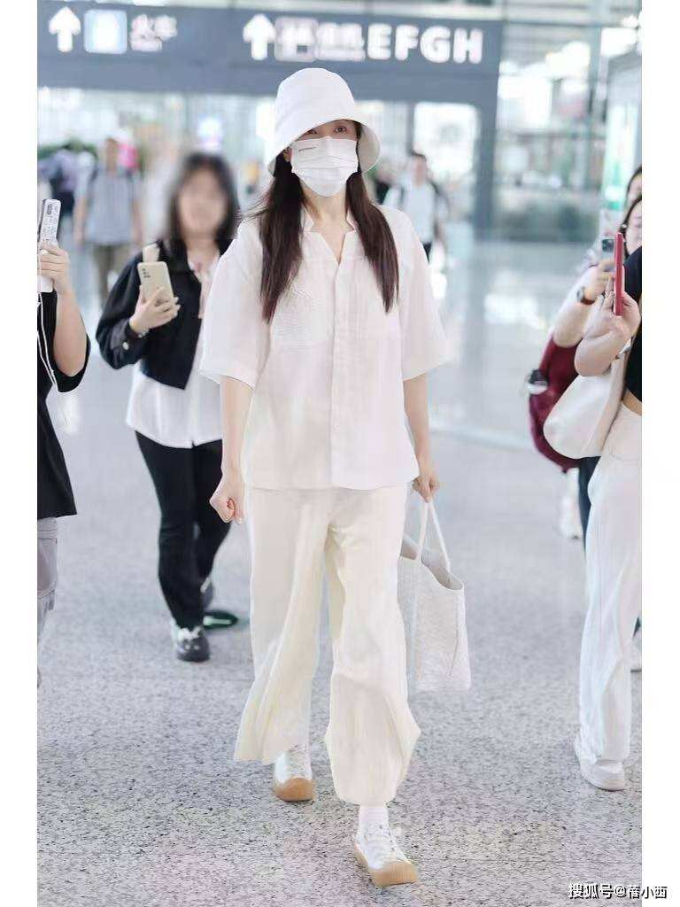 又被曾黎惊艳了，穿一身白简约优雅，48岁美得像妙龄少女