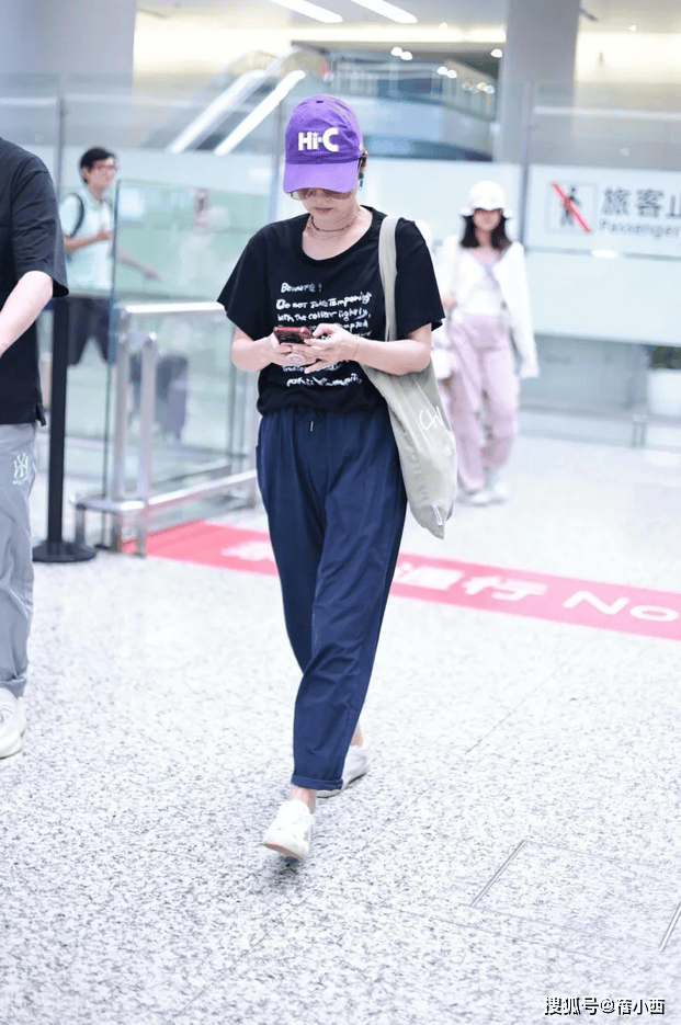 马伊琍带火了“松弛感”穿搭，t恤+九分裤+小白鞋，不像当妈的人