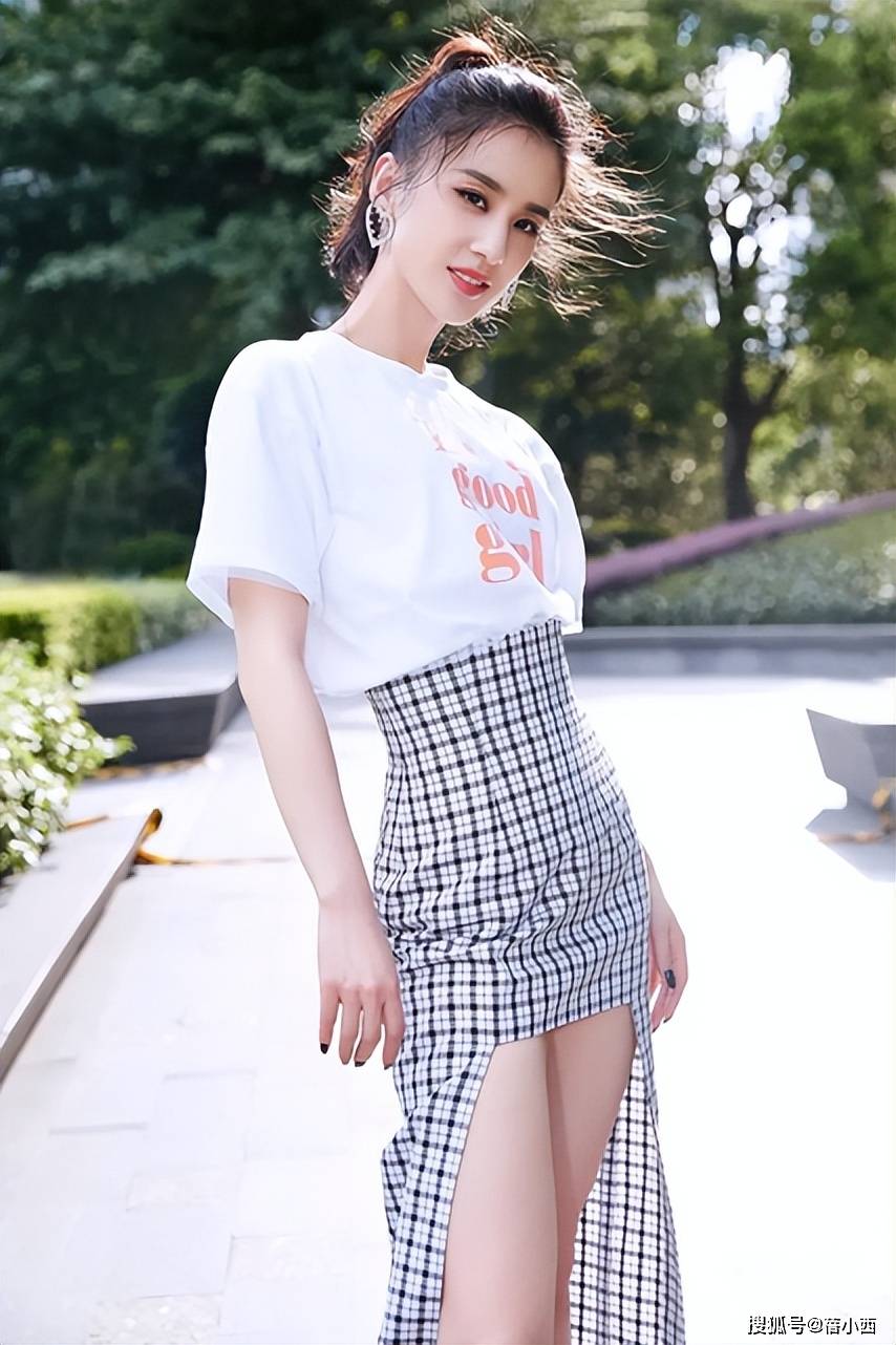 黄圣依带火了“无龄感”穿搭:白t恤+格纹半身裙，美得像仙女