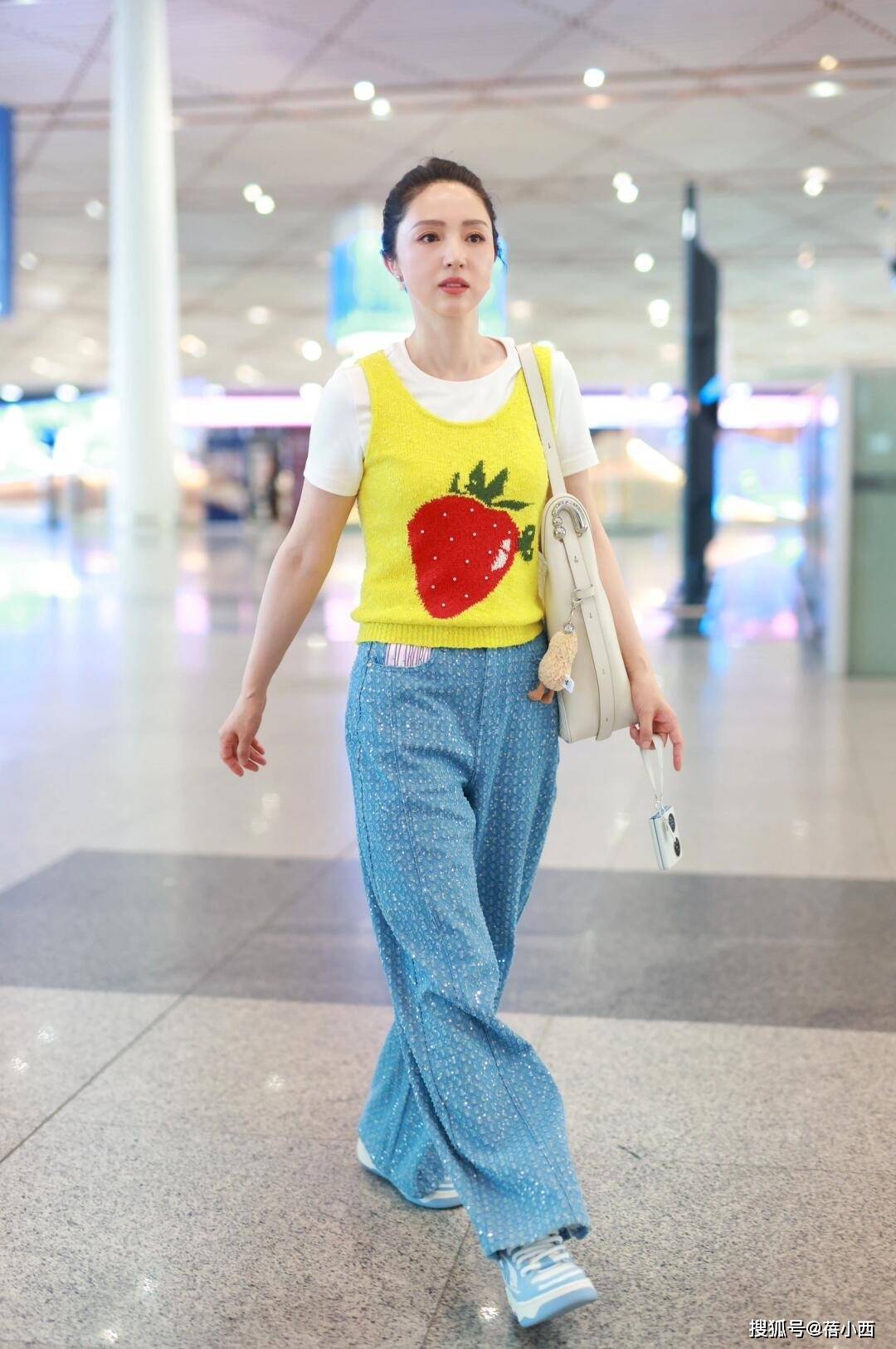 董璇夏季新穿搭：短袖+背心+阔腿裤，减龄又高级，美得像少女
