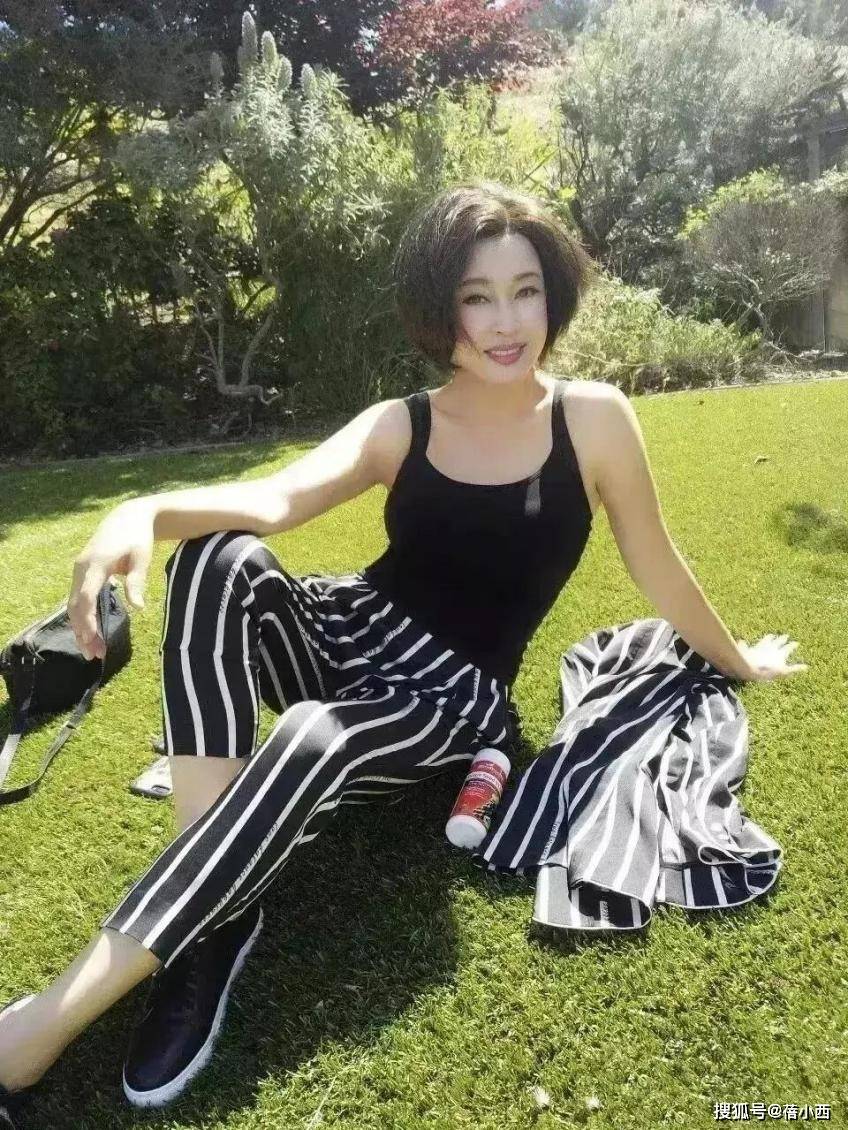 刘晓庆夏日清凉穿搭：背心+条纹裤，减龄又时尚，74岁美得像34岁