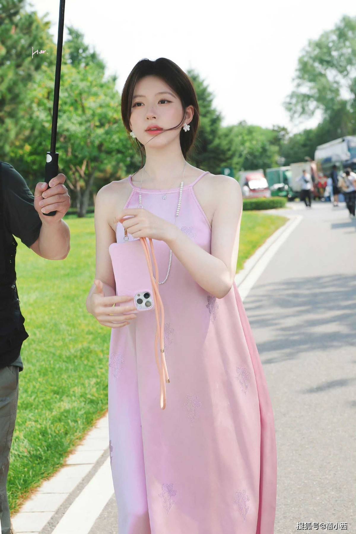 赵露思路透多次新中式风亮相，古典与摩登的碰撞，实力诠释人妻感