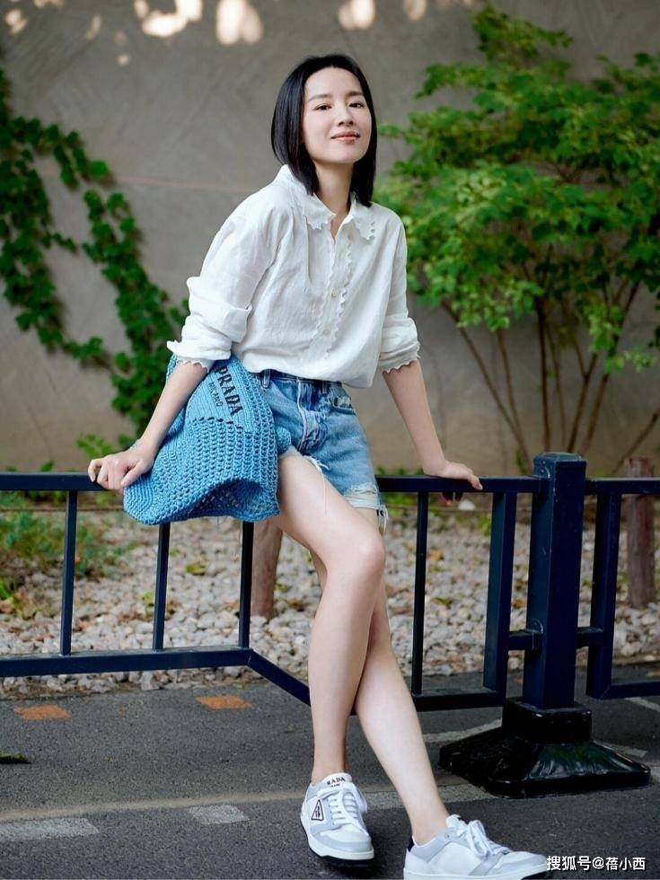 董洁夏日不费力穿搭：衬衫+短裤+休闲鞋，45岁美得似少女