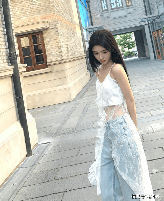 31岁鞠婧祎少女感太足，穿镂空裙配牛仔裤，一点不输韩国女星