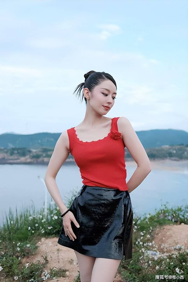 吉娜带火了夏日辣妹风，红色吊带+皮裙秀大长腿，朗朗太有福气了