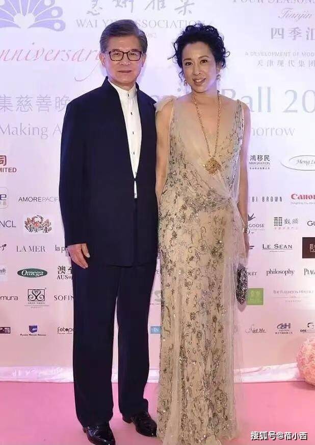 朱玲玲与二婚老公合影，一袭薄纱裙尽显富态身材，66岁太敢穿了