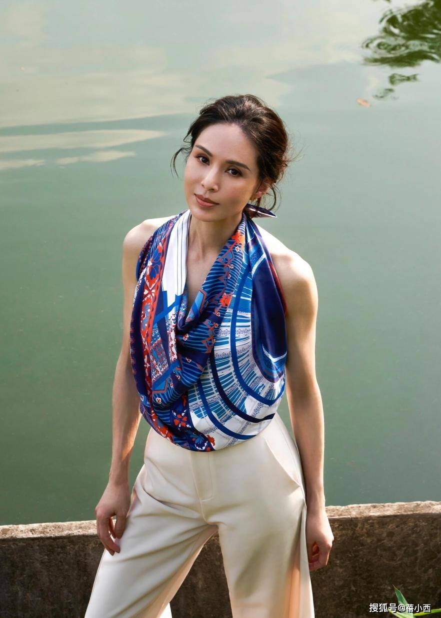 “李若彤”带火了一种新穿法：丝巾+白裤子，58岁美出新高度