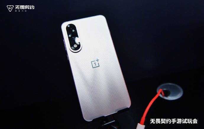 无畏契约手游试玩会现场，官方指定用机一加 Ace 5 至尊版出镜