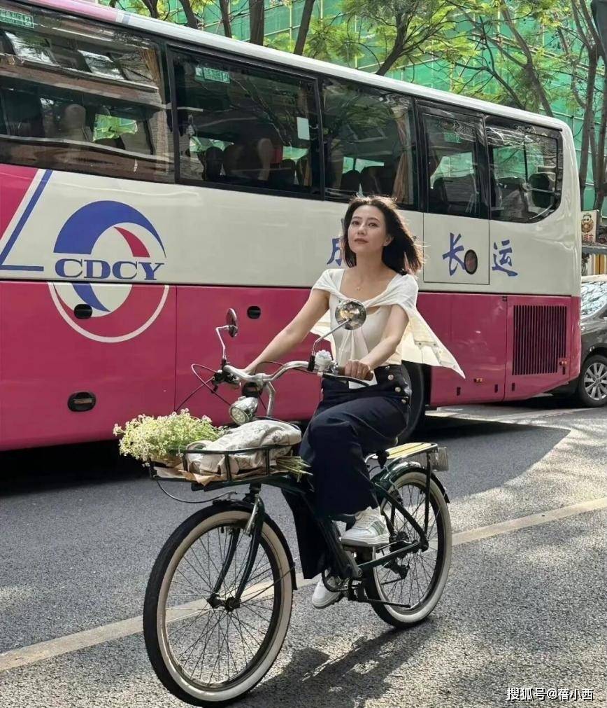 45岁高圆圆成都骑自行车，穿搭状态好得像大学生，赵又廷真有福气