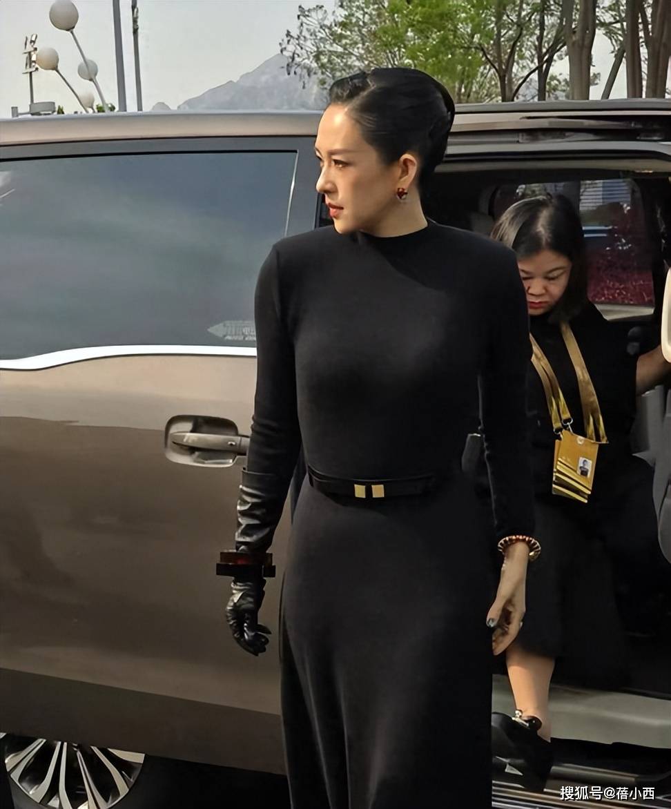 章子怡离婚后更大胆了，有“妈妈肚”也敢穿紧身裙，还穿出超模感