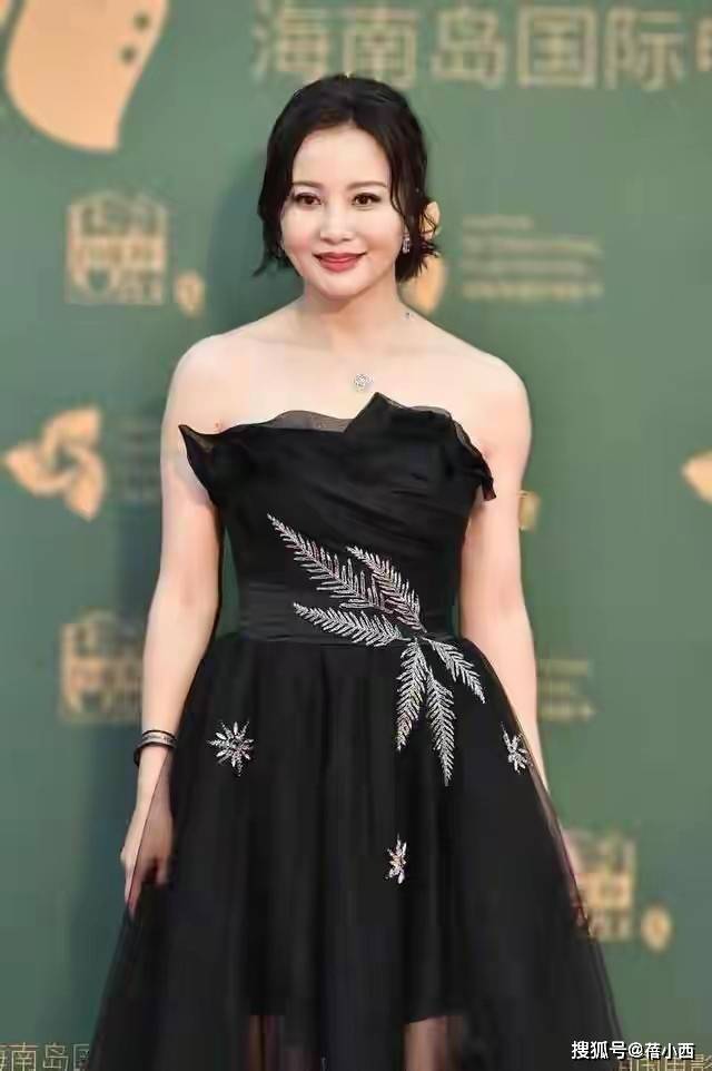 56岁陶红医美后嫩得像29岁，烫微卷短发+穿抹胸裙，真是洗眼睛