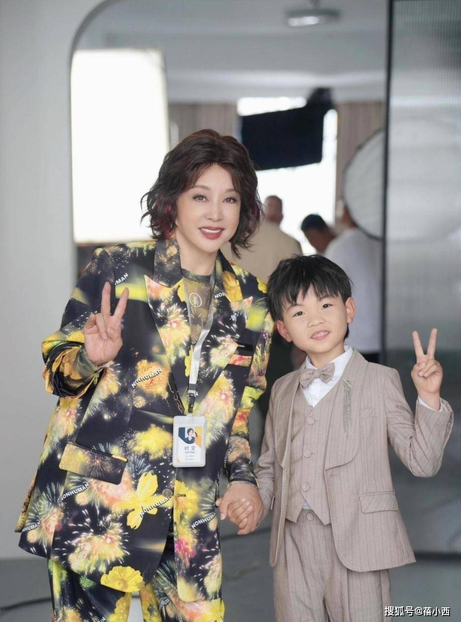 74岁刘晓庆新剪了短发年轻30岁，穿西装+阔腿裤，美得像换了个人