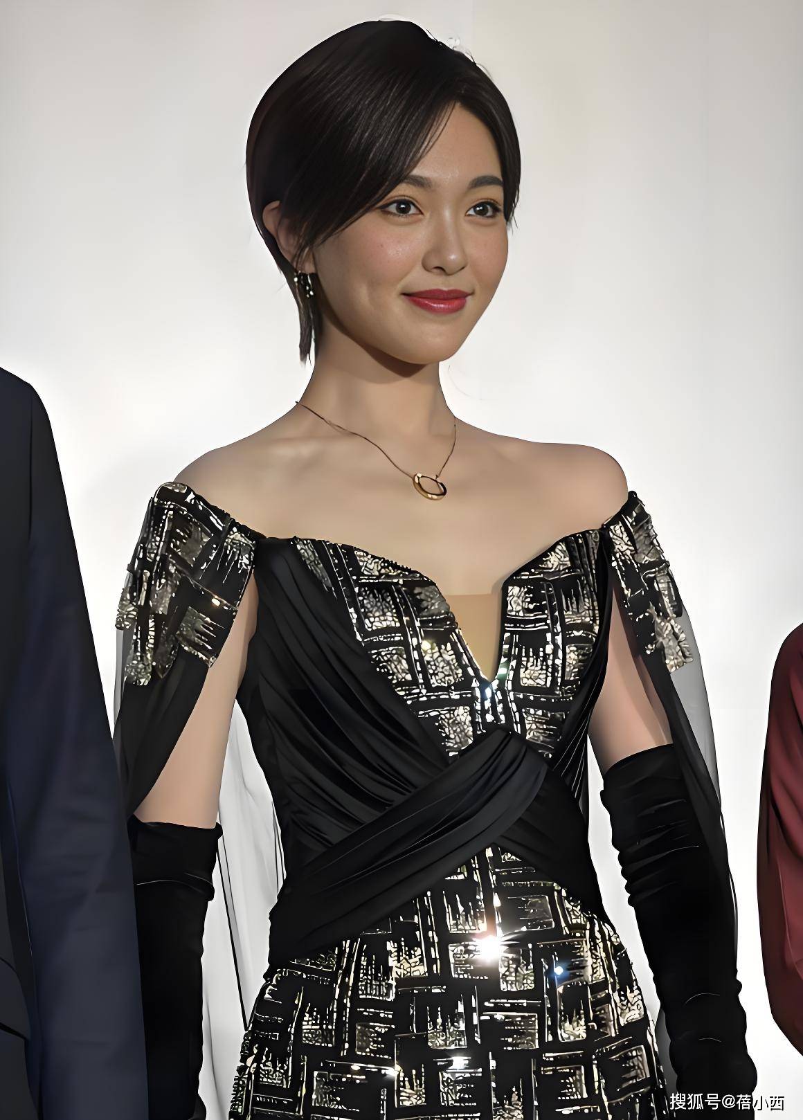 41岁唐嫣剪短发后像换了个人，穿露肩裙亮相又美又飒，差点认不出