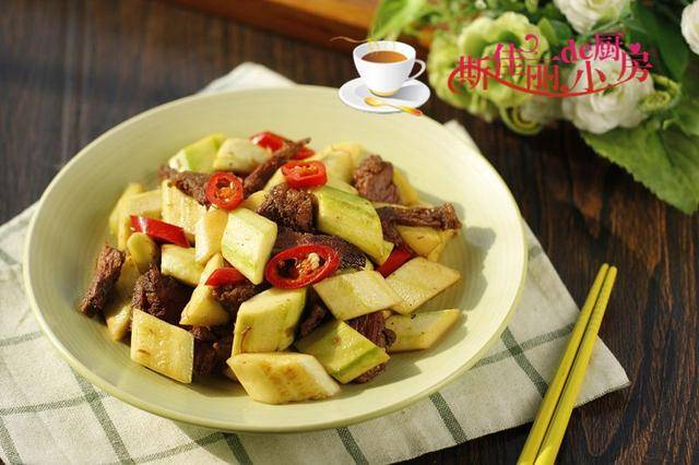 夏天少吃西瓜苦瓜，多吃它，一清热二祛湿三通便四视力好，正当季
