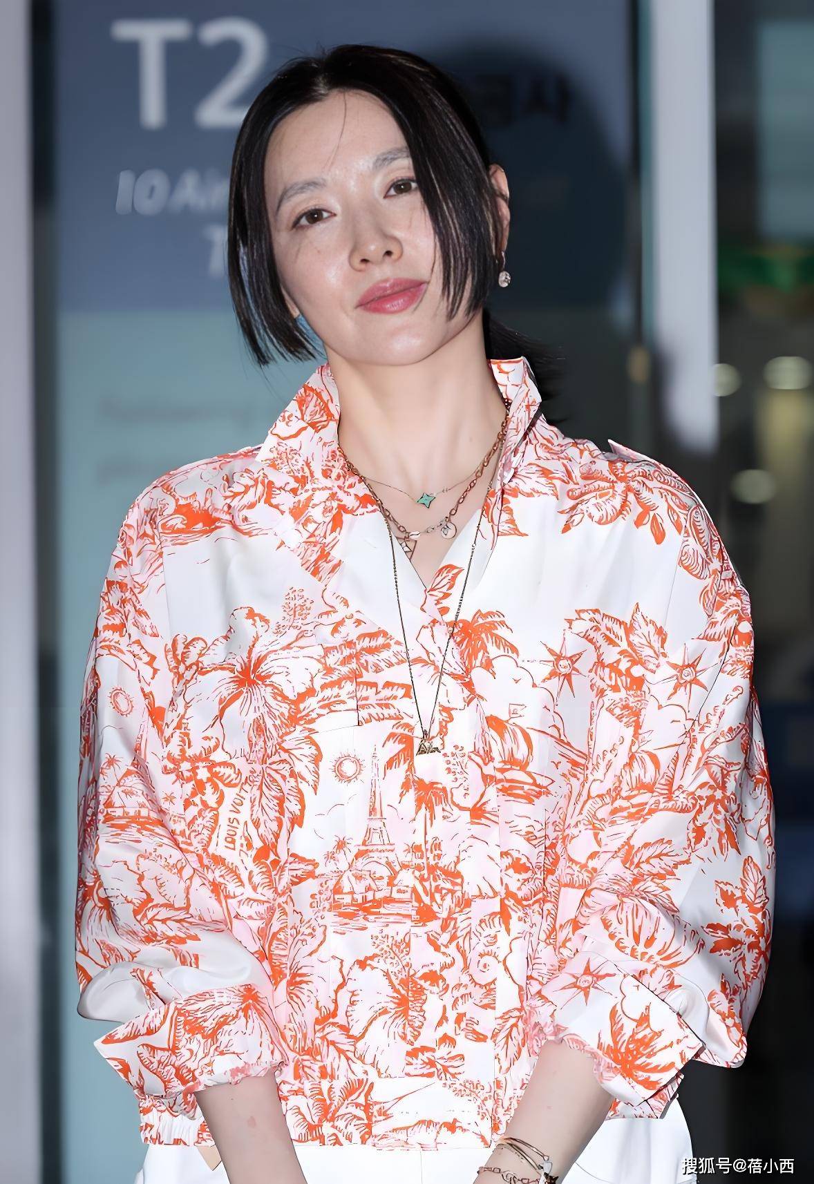54岁李英爱增肥后更漂亮，穿衬衫+七分裤好显贵，美得像换了个人