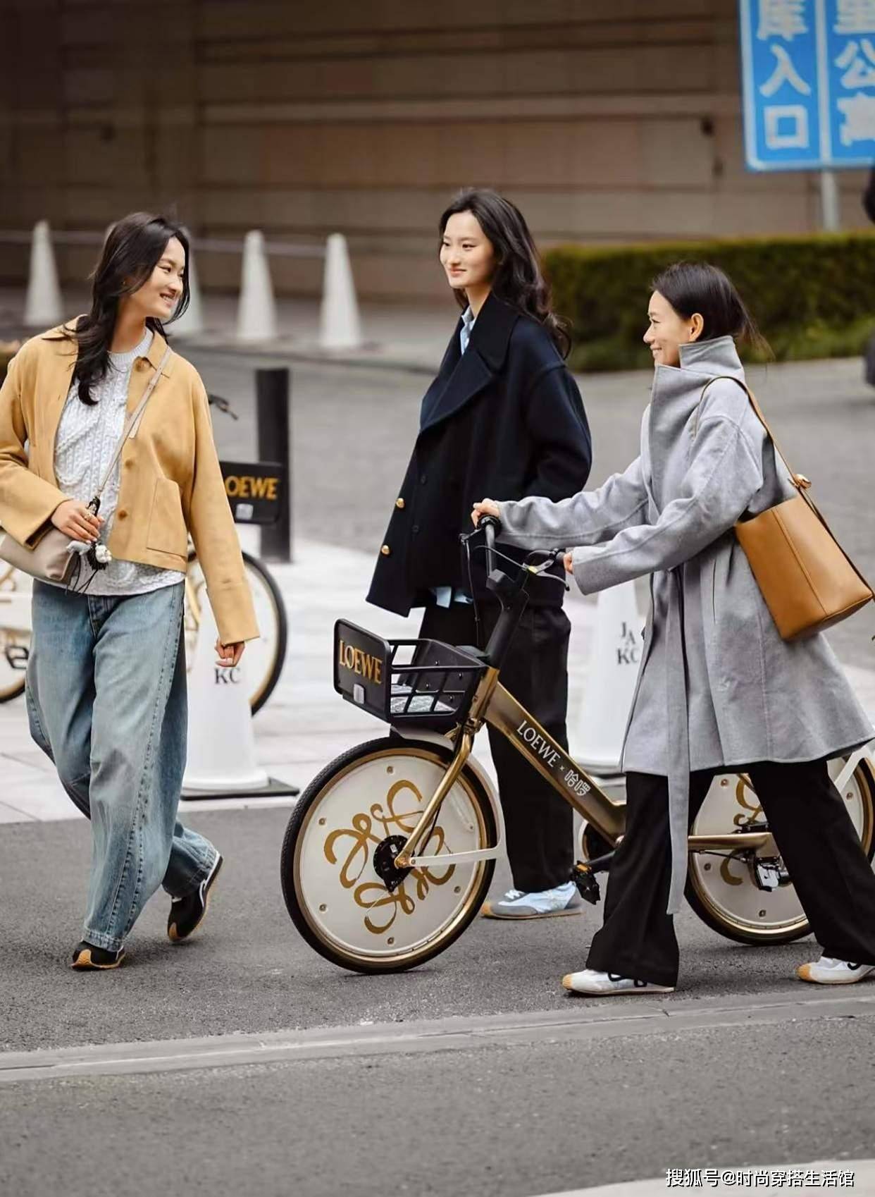 去了上海才发现：没人穿洞洞鞋、小白鞋！满大街都在穿“Loewe”