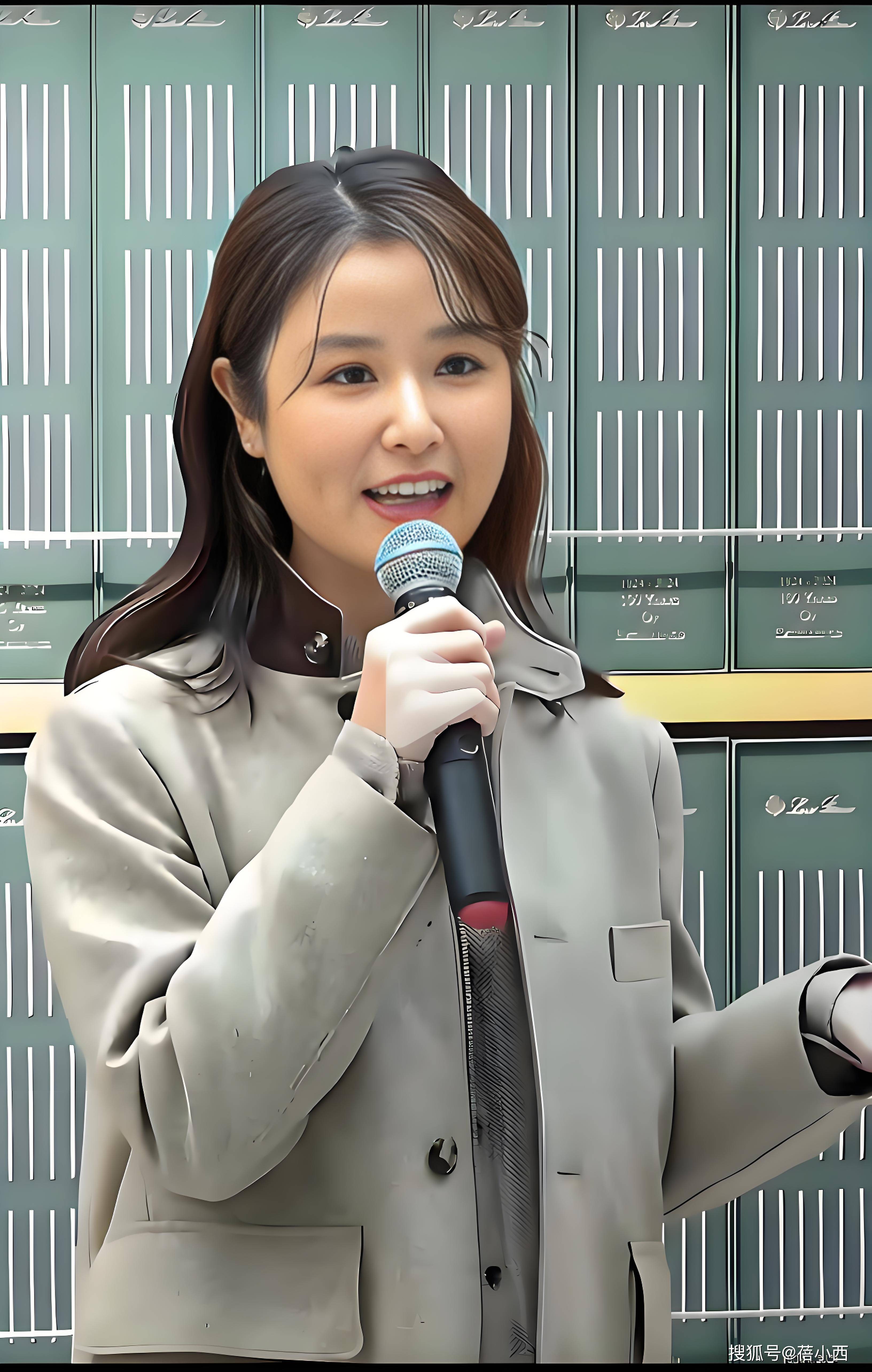 49岁林心如增肥后美得更高级，穿西装+阔腿裤好显贵，差点认不出