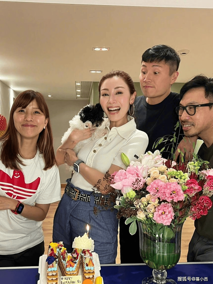 豪门阔太李嘉欣高调庆生！穿polo衫+毽子头发型，55岁美出新高度