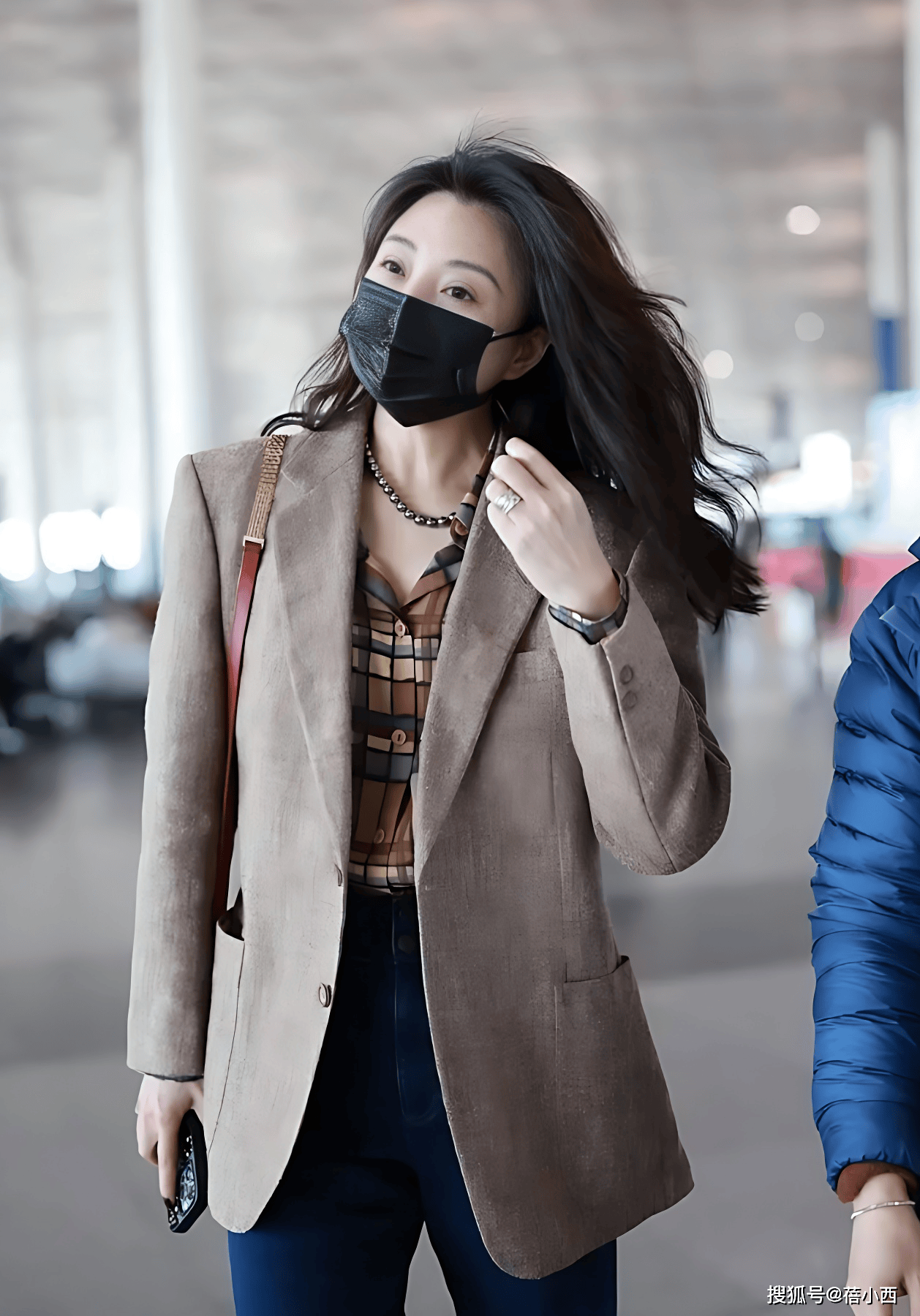 女人过了40岁，少穿牛仔裤+T恤，学“殷桃”的穿搭，优雅又高级